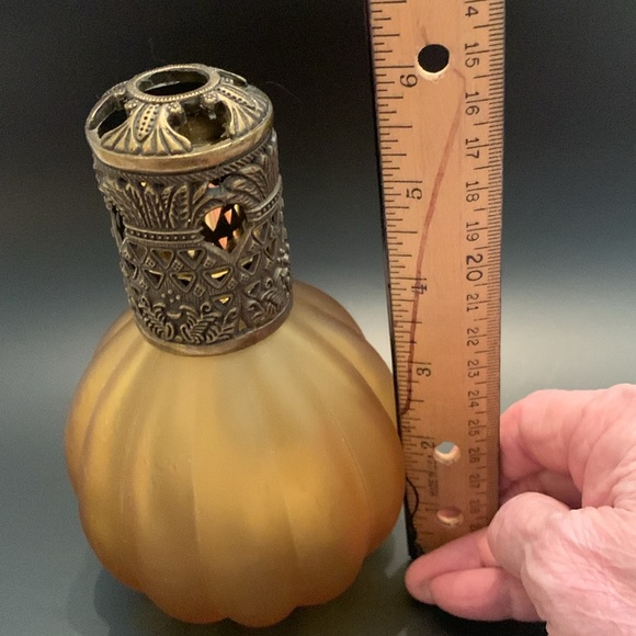 VINTAGE AROMATIC OIL DIFFUSER AMBER/ORNATE METAL CAP OLD WORLD STYLE GLASS - Picture 8 of 9